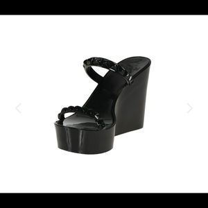 NWOT Carmen Sol Tonino Wedge Size 8